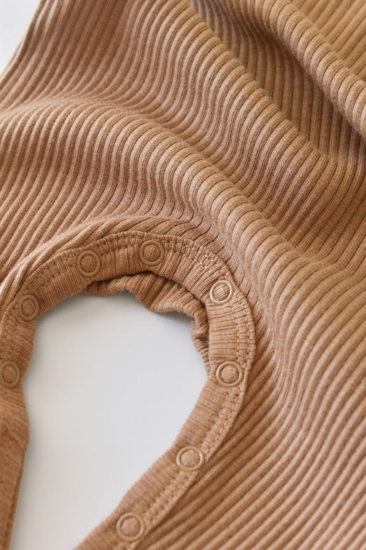 Salopeta cu maneca lunga si pantaloni lungi din bumbac organic si modal - Maro BabyCosy