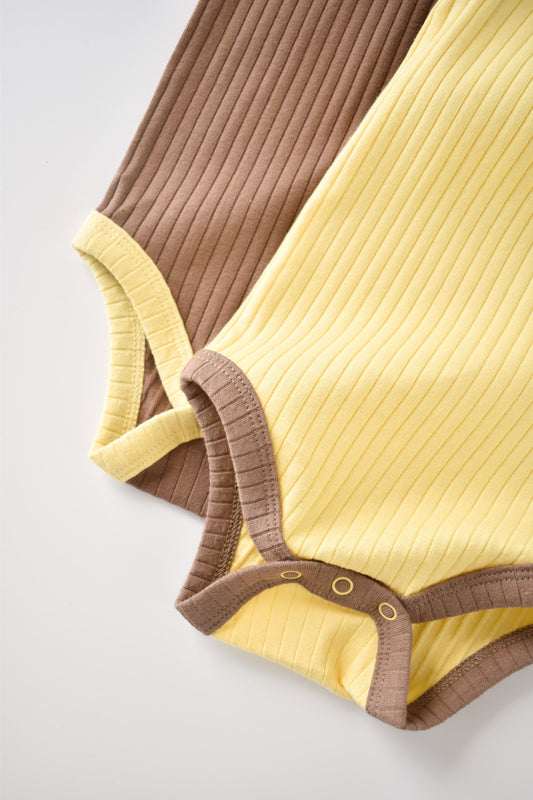 Set 2 body-uri fara maneci Ribana Bebe Unisex din bumbac organic si 5%elastan - Vanilie/Maro BabyCosy