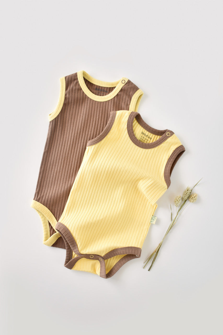 Set 2 body-uri fara maneci Ribana Bebe Unisex din bumbac organic si 5%elastan - Vanilie/Maro BabyCosy
