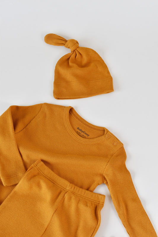 Set 3 piese: bluzita cu maneca lunga, pantaloni lungi si caciulita din bumbac organic si modal - Mustar BabyCosy