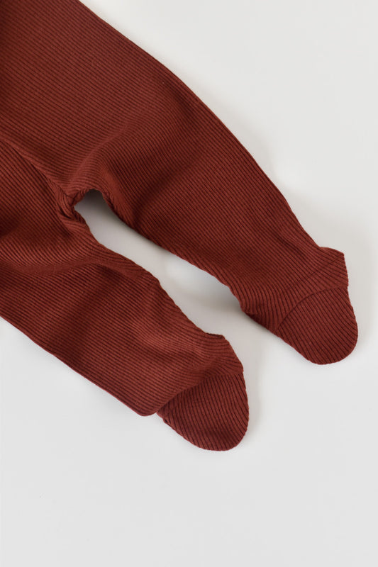 Set 3 piese: body cu maneca lunga, pantaloni lungi cu botosei si caciulita din bumbac organic si modal - Caramiziu, BabyCosy