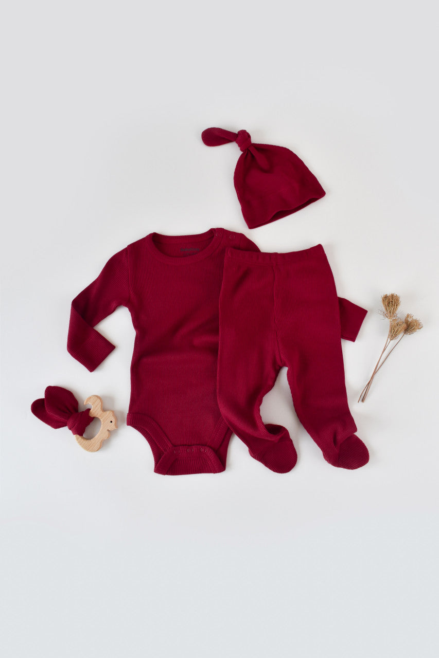 Set 3 piese: body cu maneca lunga, pantaloni lungi cu botosei si caciulita din bumbac organic si modal - Rosu, BabyCosy