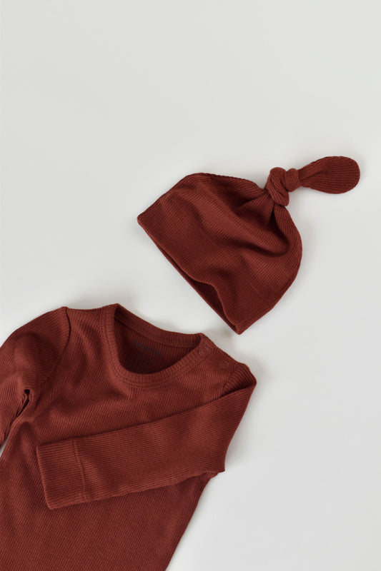 Set 3 piese: body cu maneca lunga, pantaloni lungi si caciulita din bumbac organic si modal - Caramiziu, BabyCosy
