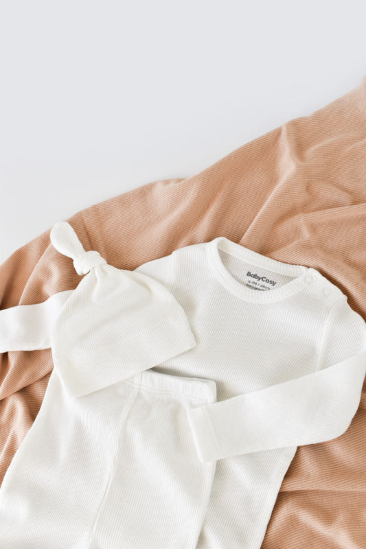 Set 3 piese: body cu maneca lunga, pantaloni lungi si caciulita din bumbac organic si modal - Ecru BabyCosy