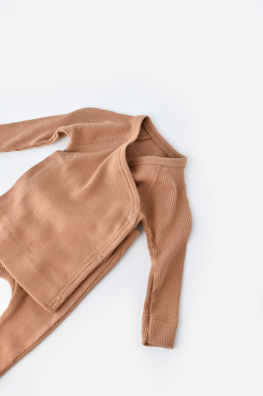 Set 4 piese: bluza, pantaloni, caciulita si manusi din bumbac organic si modal - Maro, BabyCosy