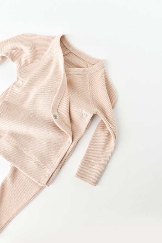 Set 4 piese: bluza, pantaloni, caciulita si manusi din bumbac organic si modal - Blush, BabyCosy