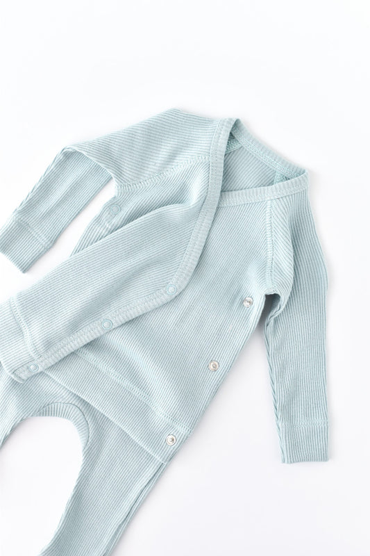 Set 4 piese: bluza, pantaloni, caciulita si manusi din bumbac organic si modal - Mint, BabyCosy