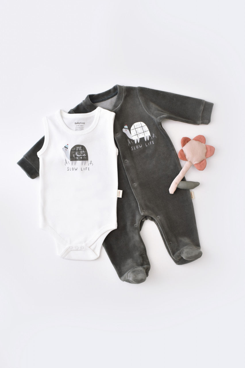 Set Broscuta cu salopeta si body din 80%bumbac organic si 20% poliester - Antracit, BabyCosy