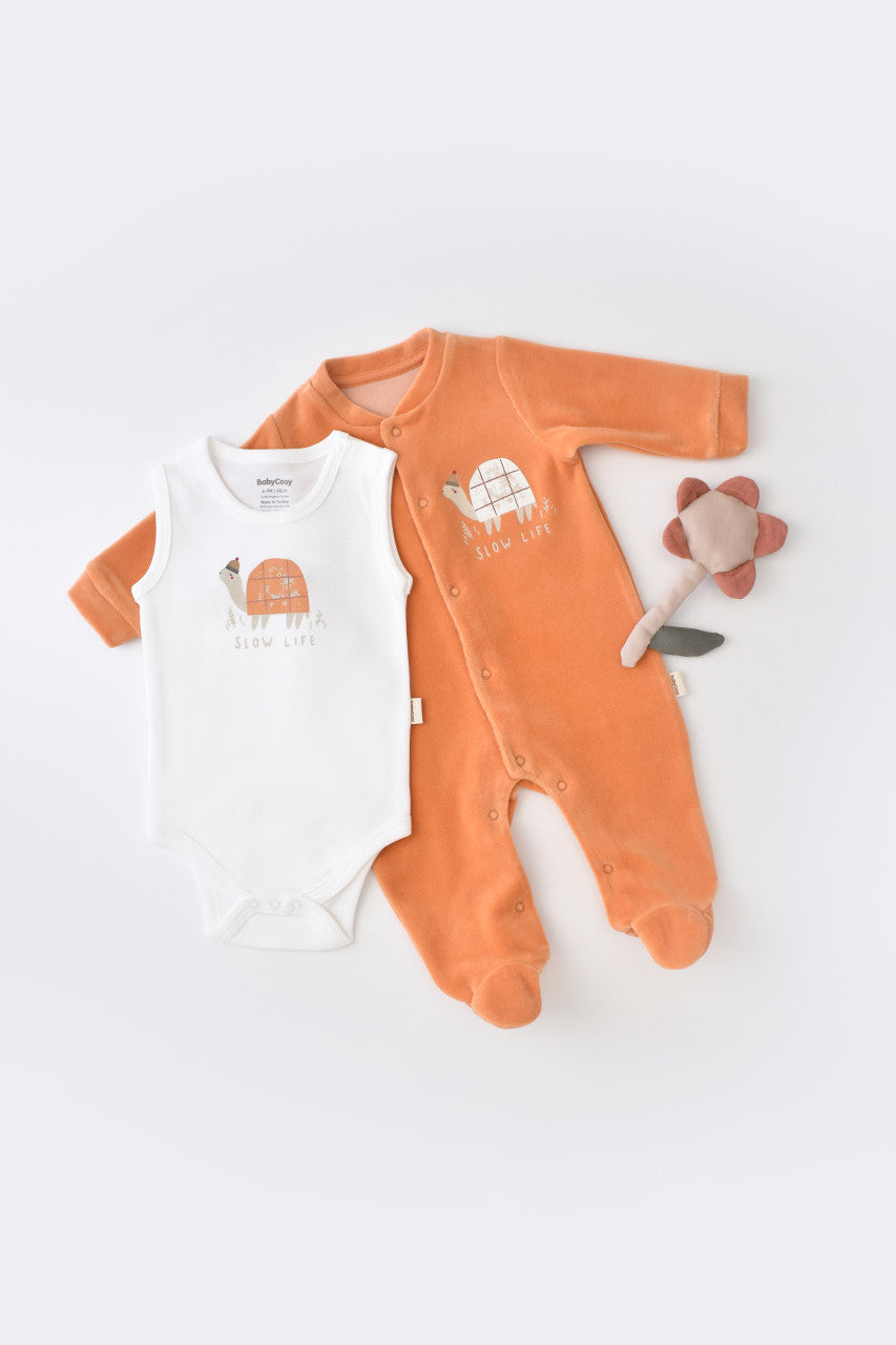 Set Broscuta cu salopeta si body din 80%bumbac organic si 20% poliester - Portocaliu, BabyCosy