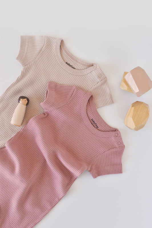 Set de 2 salopetele cu maneca scurta din bumbac organic si modal - Roz/ Blush BabyCosy