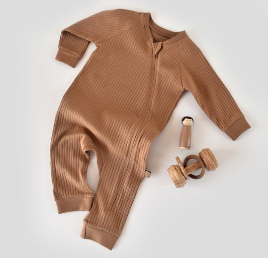 Salopeta cu fermoar cu maneca lunga si pantaloni lungi din 95%bumbac organic si 5% elastan - Maro BabyCosy
