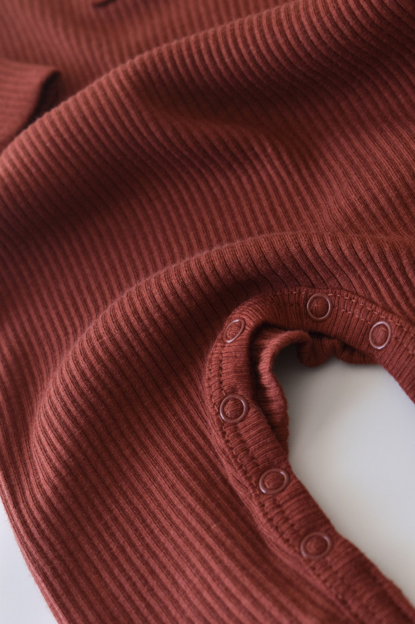 Salopeta cu maneca lunga si pantaloni lungi din bumbac organic si modal - Caramiziu BabyCosy