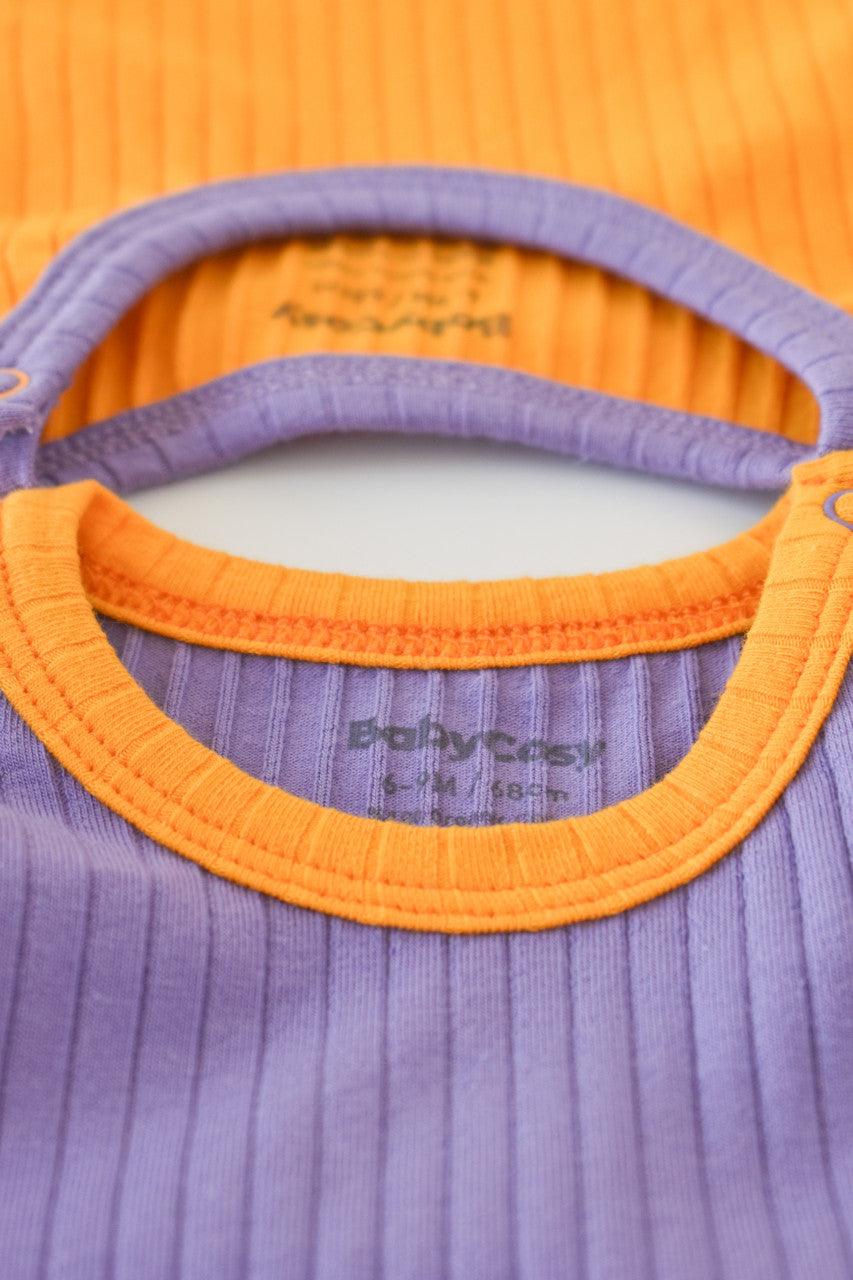 Set 2 body-uri fara maneci Ribana Bebe Unisex din bumbac organic si 5%elastan - Galben/Mov BabyCosy