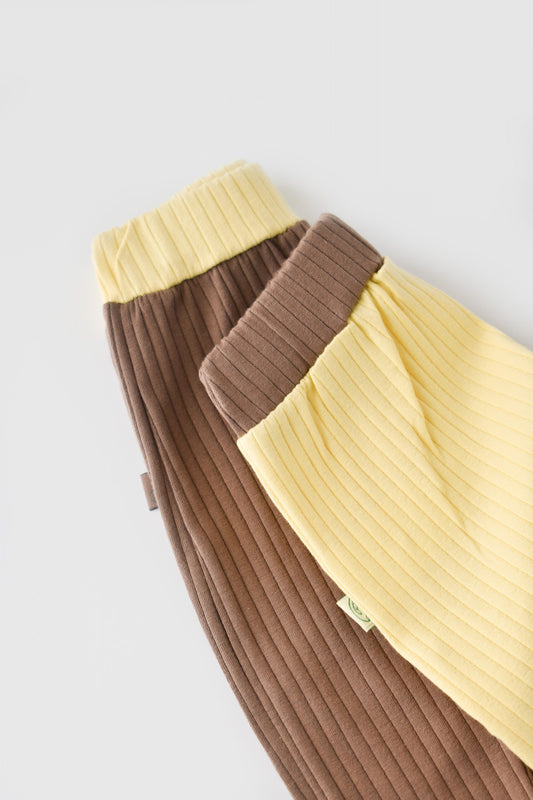 Set 2 pantaloni Ribana Bebe Unisex din bumbac organic si 5%elastan - Vanilie/Maro BabyCosy