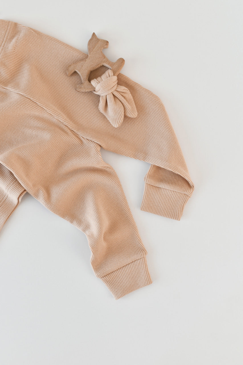 Set 3 piese: bluzita cu maneca lunga, pantaloni lungi si caciulita din bumbac organic si modal - Somon BabyCosy