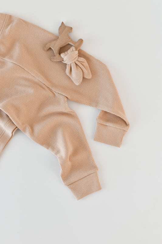 Set 3 piese: bluzita cu maneca lunga, pantaloni lungi si caciulita din bumbac organic si modal - Somon BabyCosy