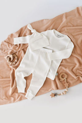 Set 3 piese: bluzita cu maneca lunga, pantaloni lungi si caciulita din bumbac organic si modal - Ecru, BabyCosy