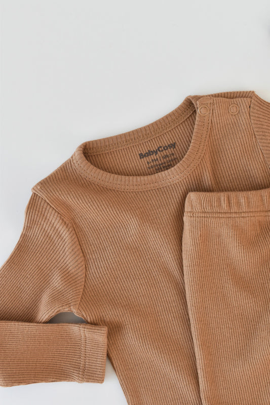 Set 3 piese: bluzita cu maneca lunga, pantaloni lungi si caciulita din bumbac organic si modal - Maro, BabyCosy