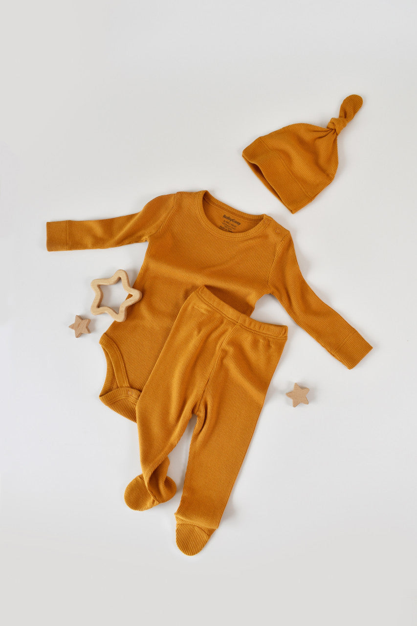 Set 3 piese: body cu maneca lunga, pantaloni lungi cu botosei si caciulita din bumbac organic si modal - Mustar, BabyCosy