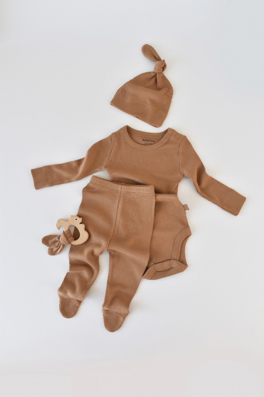 Set 3 piese: body cu maneca lunga, pantaloni lungi cu botosei si caciulita din bumbac organic si modal - Maro BabyCosy