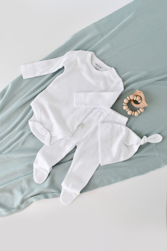 Set 3 piese: body cu maneca lunga, pantaloni lungi cu botosei si caciulita din bumbac organic si modal - Alb, BabyCosy