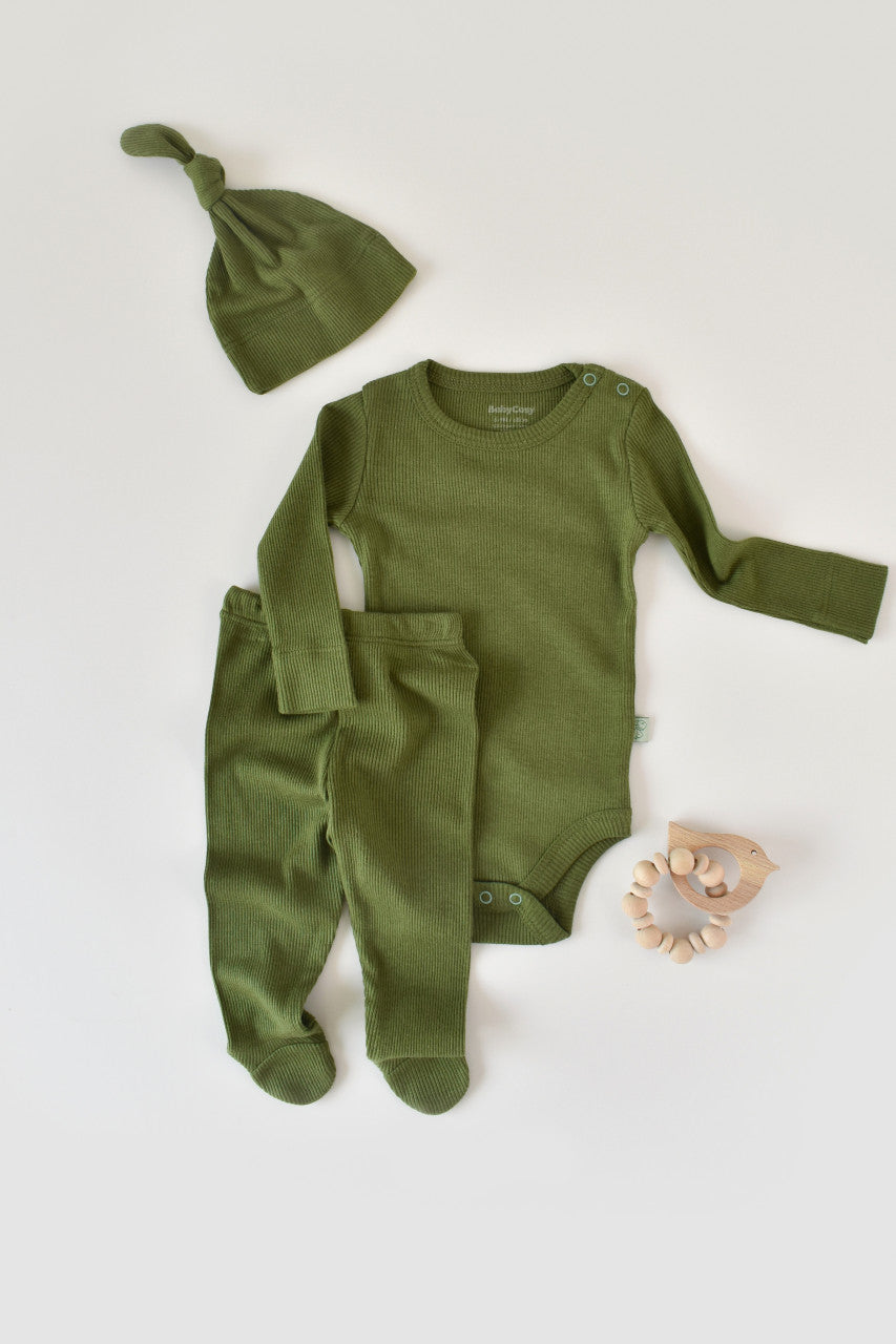 Set 3 piese: body cu maneca lunga, pantaloni lungi cu botosei si caciulita din bumbac organic si modal - Verde BabyCosy