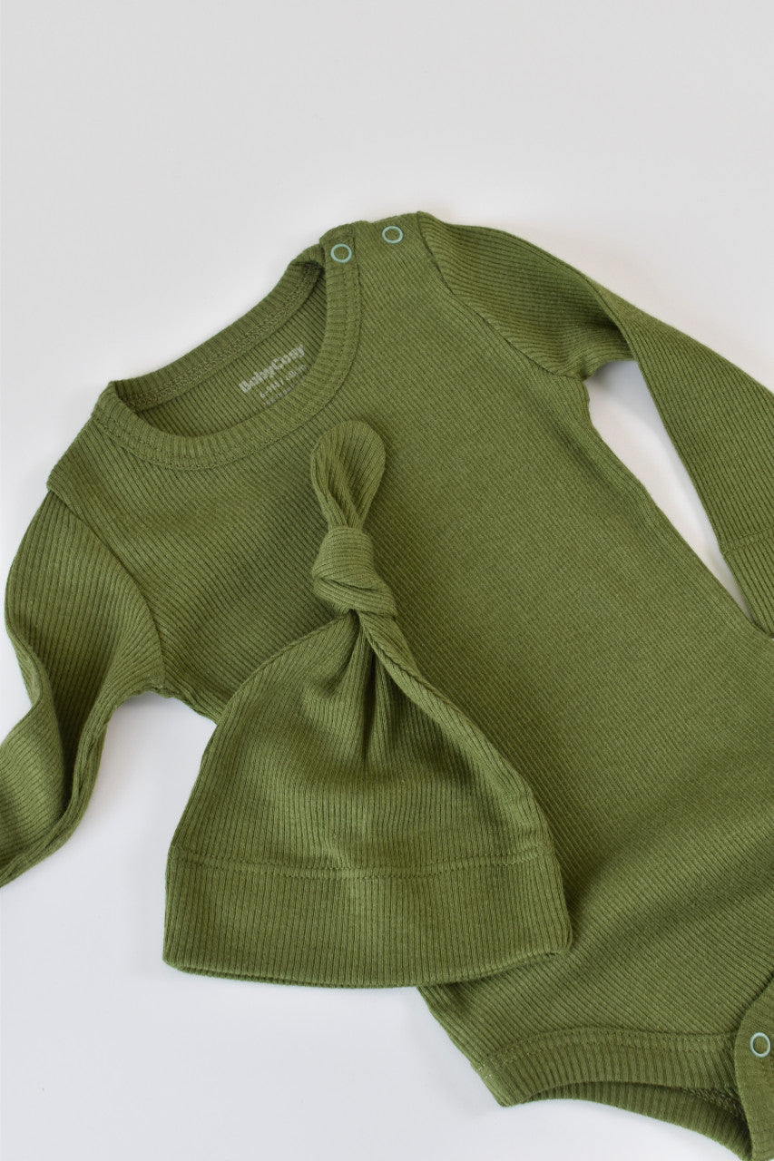 Set 3 piese: body cu maneca lunga, pantaloni lungi cu botosei si caciulita din bumbac organic si modal - Verde BabyCosy