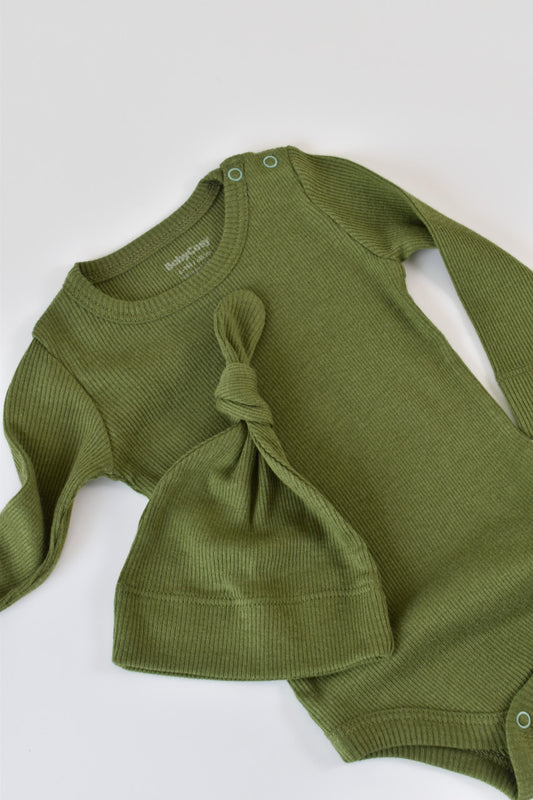 Set 3 piese: body cu maneca lunga, pantaloni lungi cu botosei si caciulita din bumbac organic si modal - Verde BabyCosy