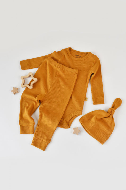 Set 3 piese: body cu maneca lunga, pantaloni lungi si caciulita din bumbac organic si modal - Mustar, BabyCosy