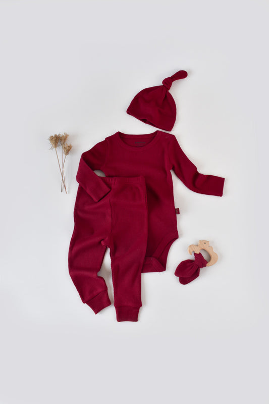 Set 3 piese: body cu maneca lunga, pantaloni lungi si caciulita din bumbac organic si modal - Rosu, BabyCosy