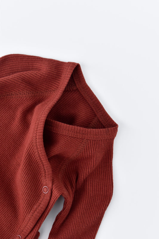 Set 4 piese: bluza, pantaloni, caciulita si manusi din bumbac organic si modal - Rosu, BabyCosy