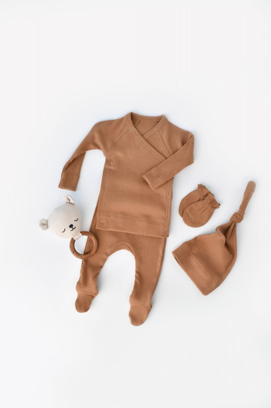 Set 4 piese: bluza, pantaloni, caciulita si manusi din bumbac organic si modal - Maro, BabyCosy