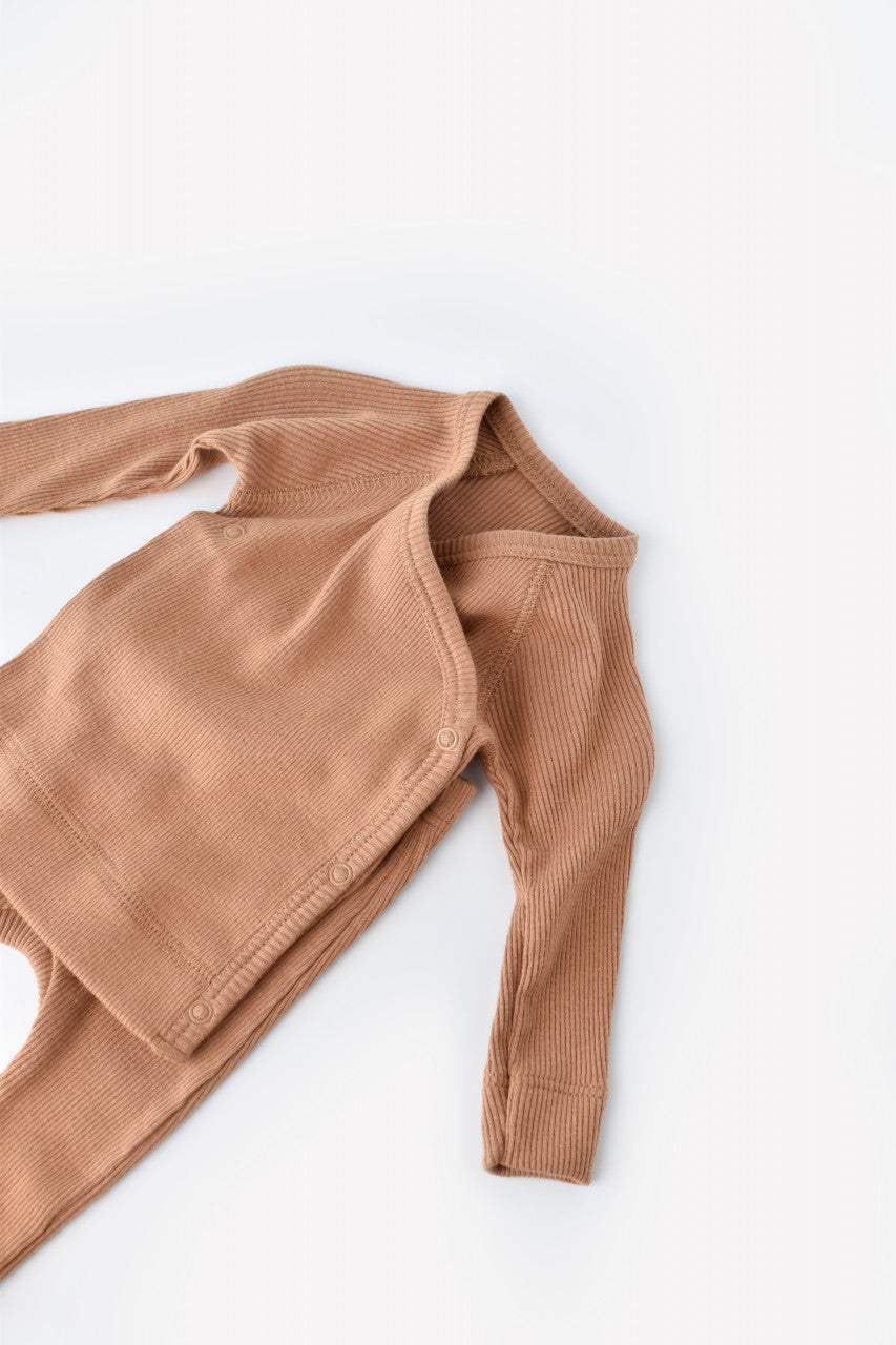 Set 4 piese: bluza, pantaloni, caciulita si manusi din bumbac organic si modal - Maro, BabyCosy