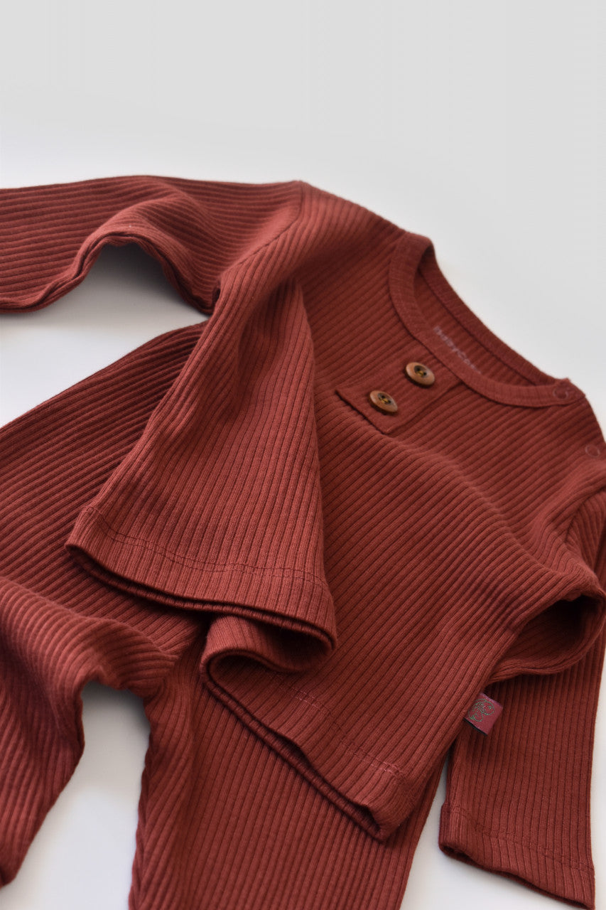 Set bluzita cu maneca lunga si pantaloni lungi din bumbac organic si modal - Caramiziu BabyCosy