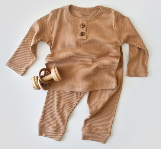 Set bluzita cu maneca lunga si pantaloni lungi din bumbac organic si modal - Maro BabyCosy