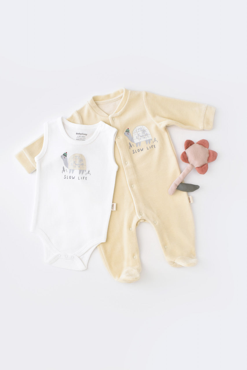 Set Broscuta cu salopeta si body din 80%bumbac organic si 20% poliester - Crem, BabyCosy