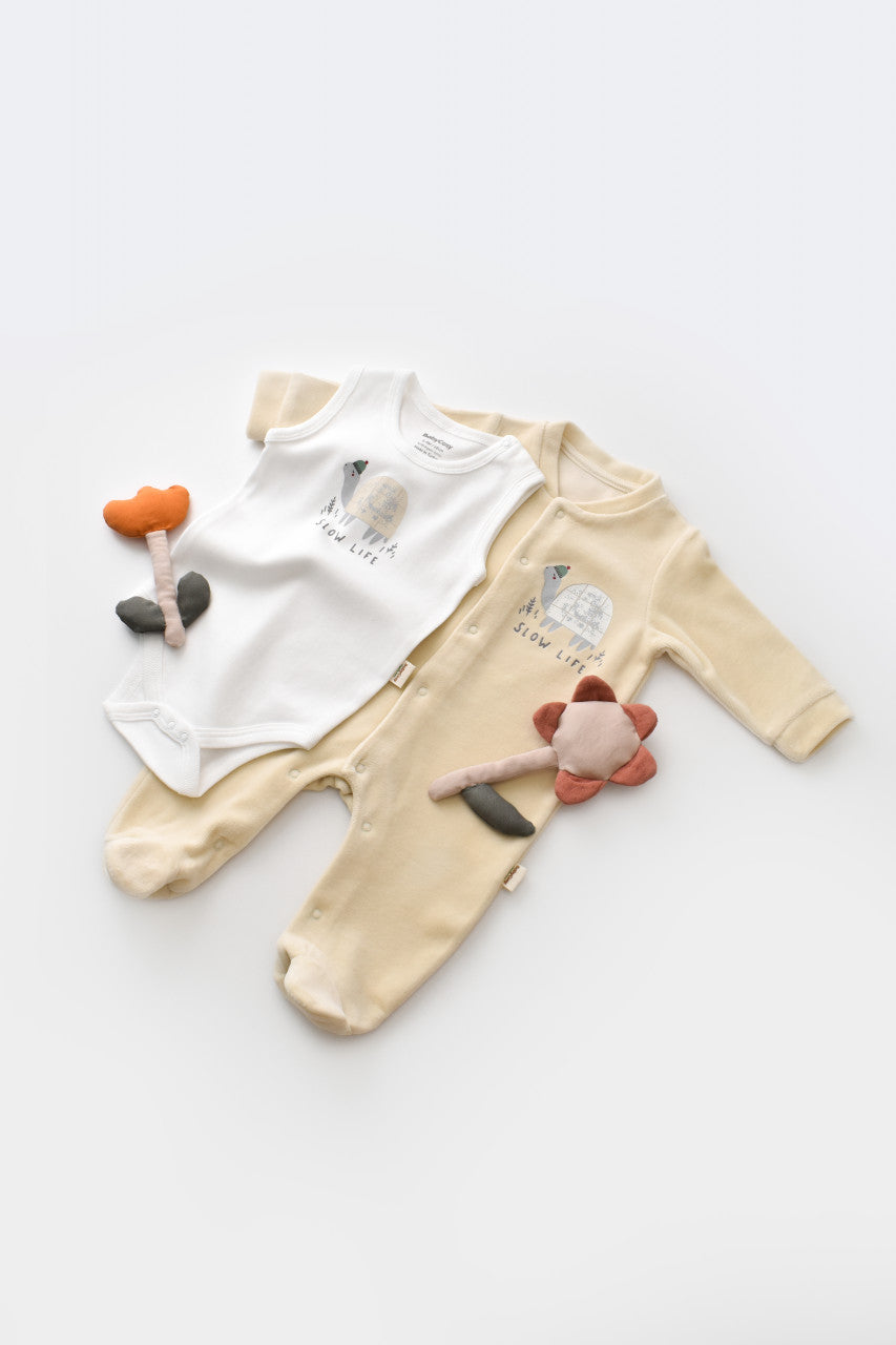 Set Broscuta cu salopeta si body din 80%bumbac organic si 20% poliester - Crem, BabyCosy