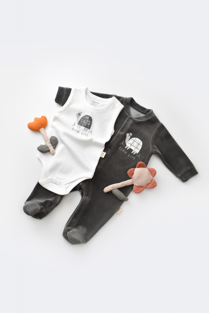 Set Broscuta cu salopeta si body din 80%bumbac organic si 20% poliester - Antracit, BabyCosy