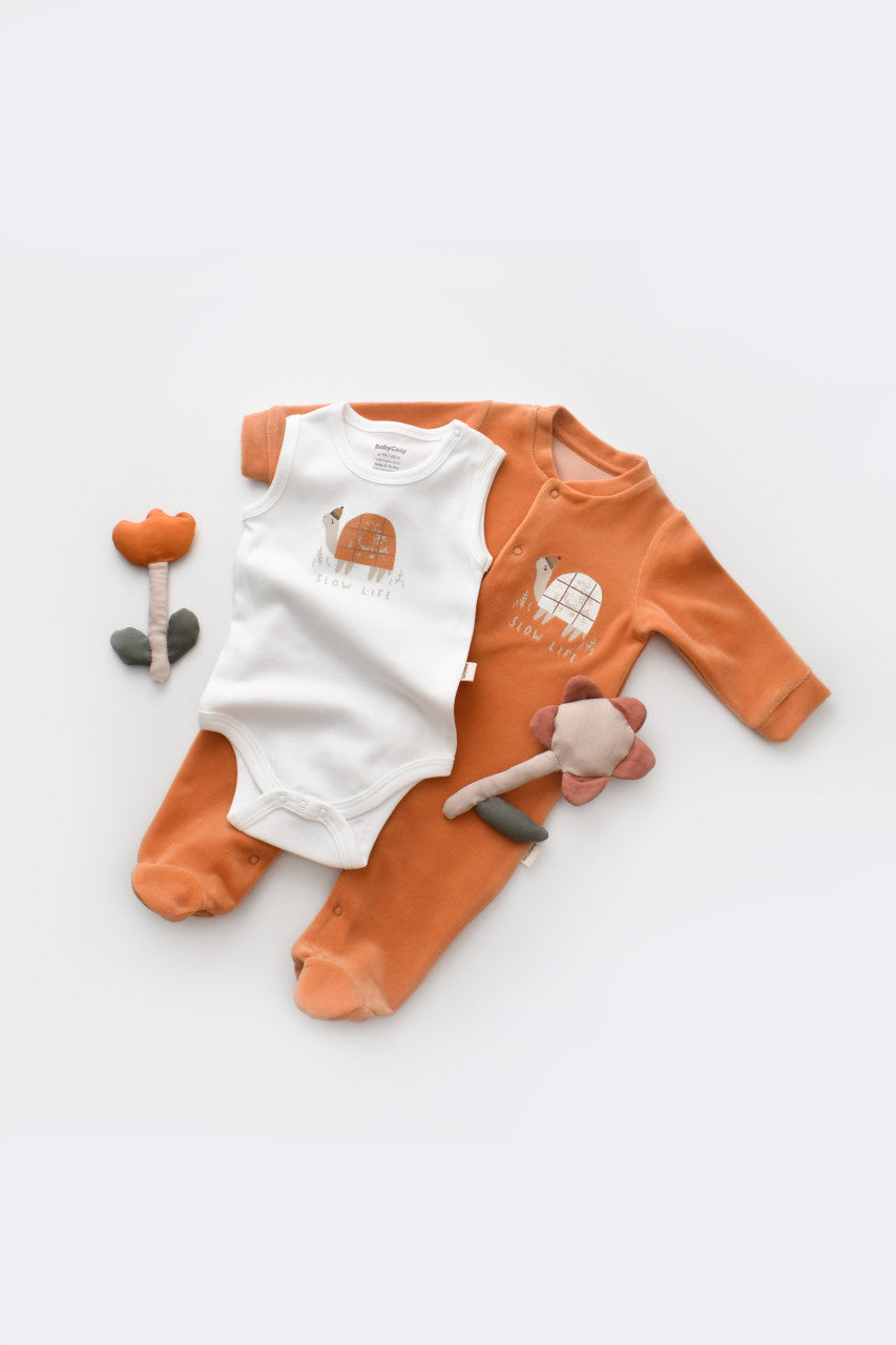 Set Broscuta cu salopeta si body din 80%bumbac organic si 20% poliester - Portocaliu, BabyCosy