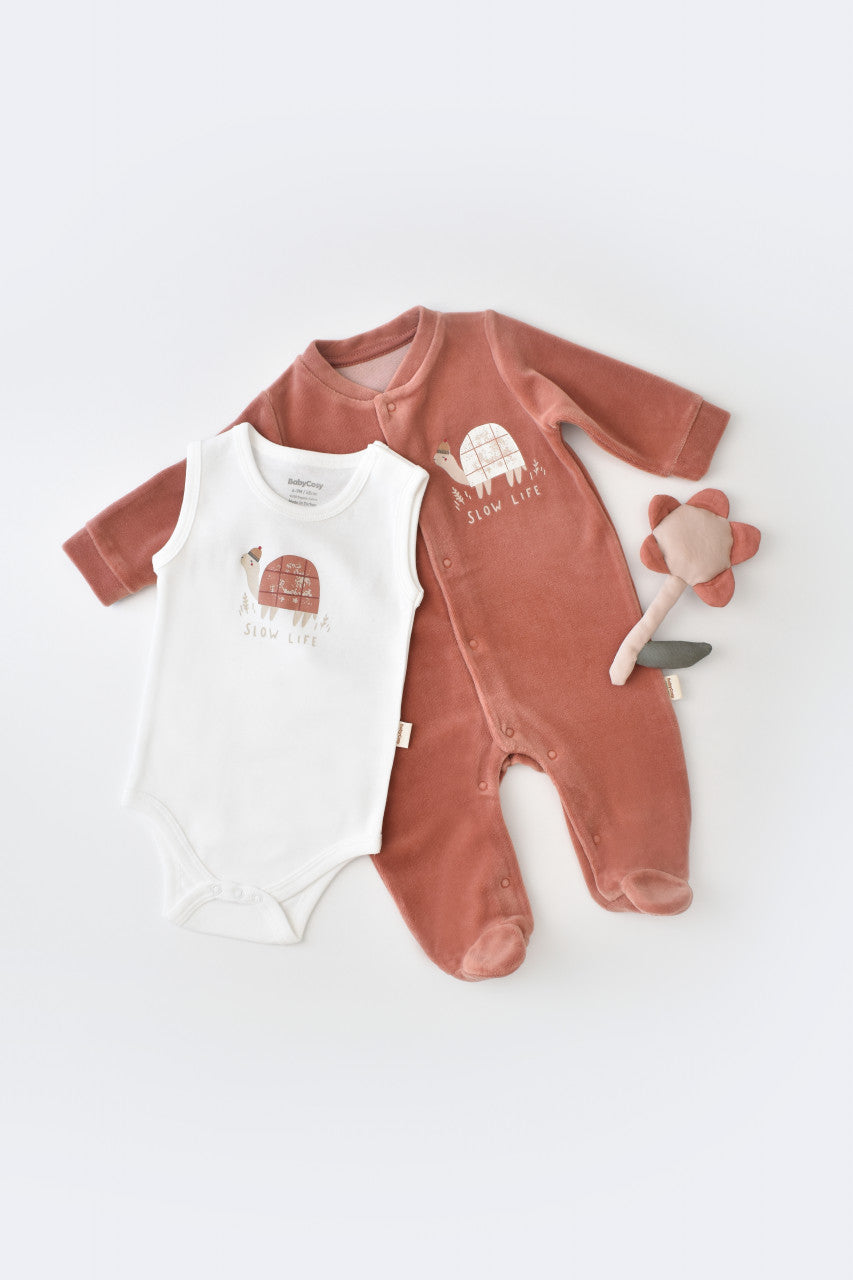 Set Broscuta cu salopeta si body din 80%bumbac organic si 20% poliester - Caramiziu, BabyCosy