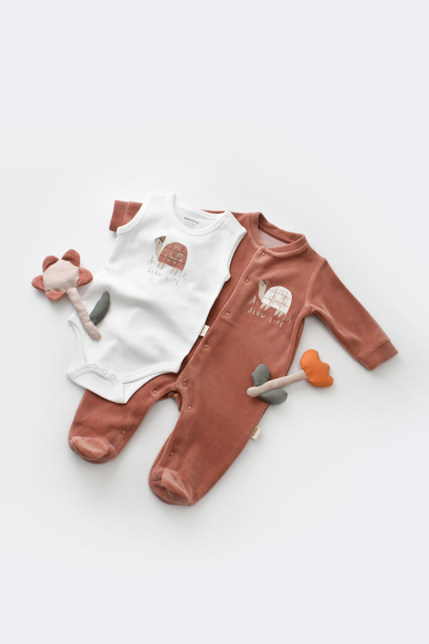 Set Broscuta cu salopeta si body din 80%bumbac organic si 20% poliester - Caramiziu, BabyCosy