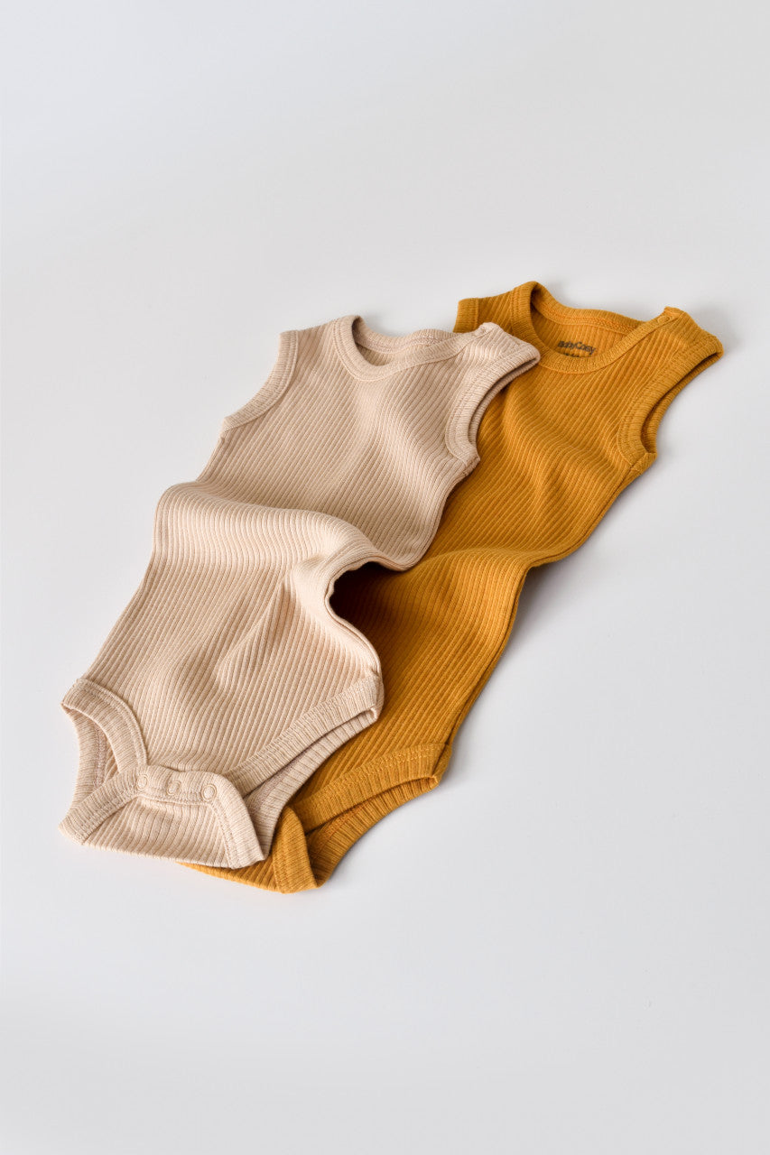 Set de 2 body-uri fara maneci din bumbac organic si modal - Mustar/Somon BabyCosy