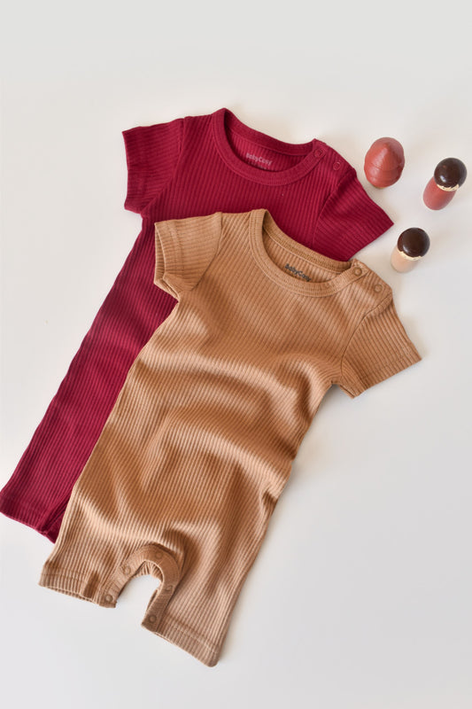 Set de 2 salopetele cu maneca scurta din bumbac organic si modal - Rosu/ Maro BabyCosy