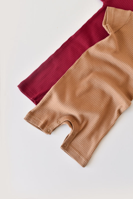 Set de 2 salopetele cu maneca scurta din bumbac organic si modal - Rosu/ Maro BabyCosy