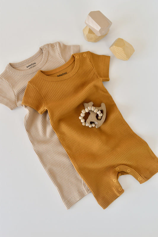 Set de 2 salopetele cu maneca scurta din bumbac organic si modal - Mustar/ Somon BabyCosy