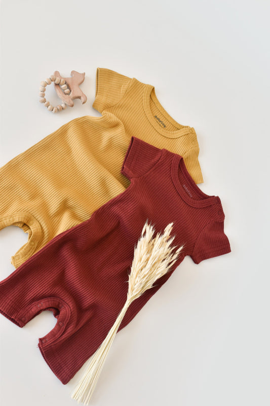 Set de 2 salopetele cu maneca scurta din bumbac organic si modal - Caramiziu/ Sofran BabyCosy