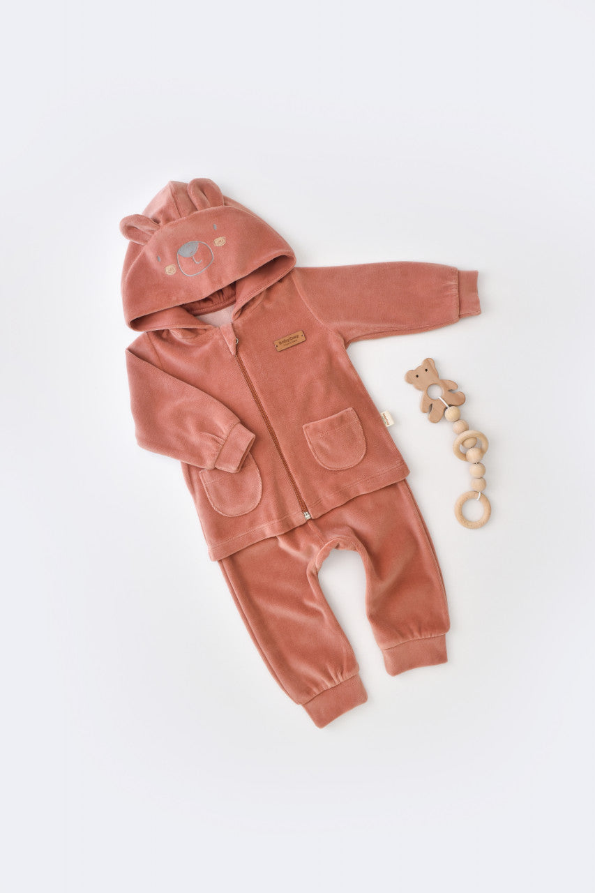 Set Ursulet cu bluzita cu fermoar si gluga si pantaloni lungi din 80%bumbac organic si 20% poliester - Caramiziu, BabyCosy