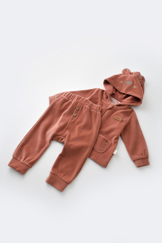 Set Ursulet cu bluzita cu fermoar si gluga si pantaloni lungi din 80%bumbac organic si 20% poliester - Caramiziu, BabyCosy